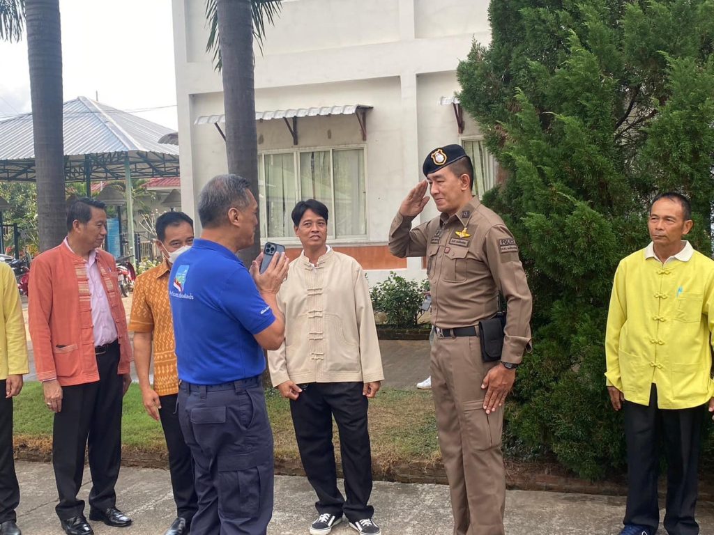 พ.ต.ท.สุรจิตต์ เหล่าจำรุญ สว.สภ.หมอกจำแป่ ให้การต้อนรับ นายอิทธิพร บุญประคอง ประธานคณะกรรมการการเลือกตั้ง