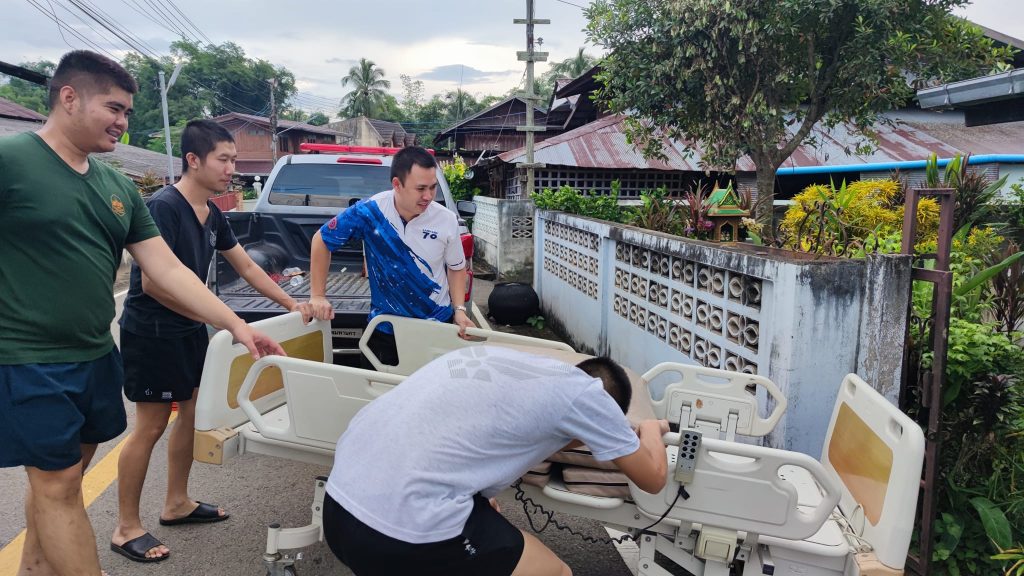 สภ.หมอกจำแป่ ให้ความช่วยเหลือ ขนย้ายเตียงให้กับผู้ป่วยติดเตียง