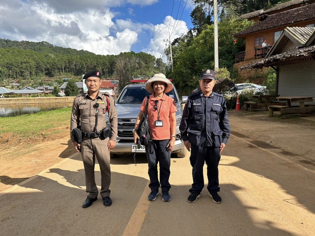 กระเป๋านักท่องเที่ยวตกหล่น จึงประสานผ่านเจ้าหน้าที่ตำรวจ สภ.หมอกจำแป่