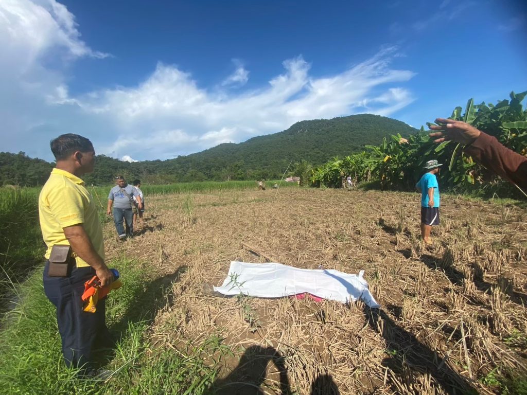 พนักงานสอบสวนเวรและแพทย์เวรโรงพยายบาลศรีสังวาลย์ ตรวจสอบที่เกิดเหตุกลางทุ่งนาบ้านแม่สะงา