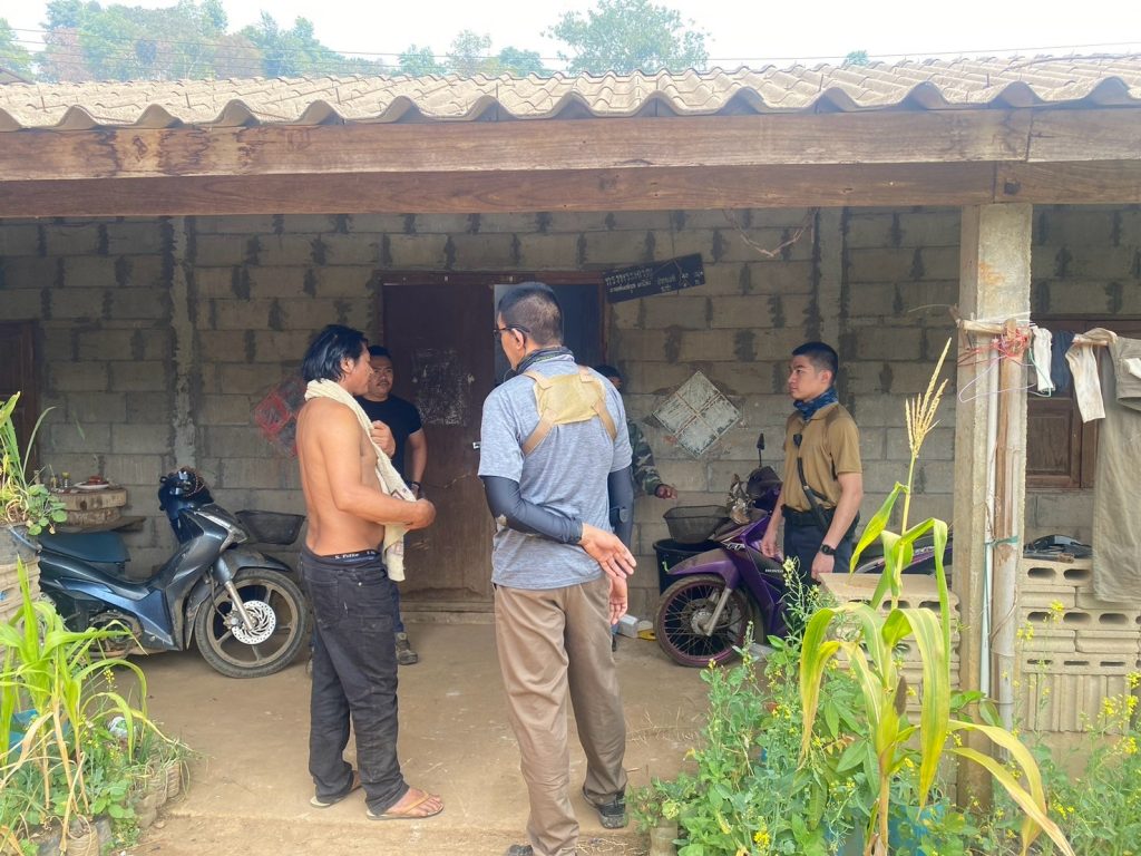 เจ้าหน้าที่ตำรวจจับผู้ต้องหาตามหมายจับศาลจังหวัดแม่ฮ่องสอน