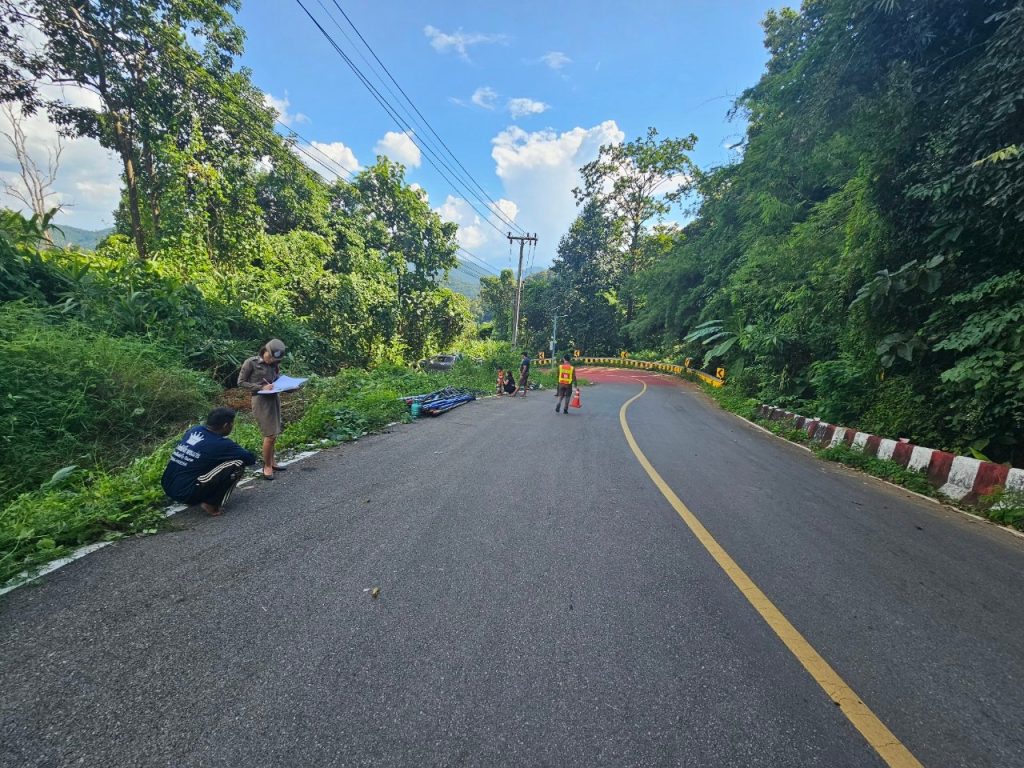 พนักงานสอบสวนเวร ออกตรวจสอบที่เกิดเหตุ อุบัติเหตุรถยนต์พลิกคว่ำลงข้างทาง