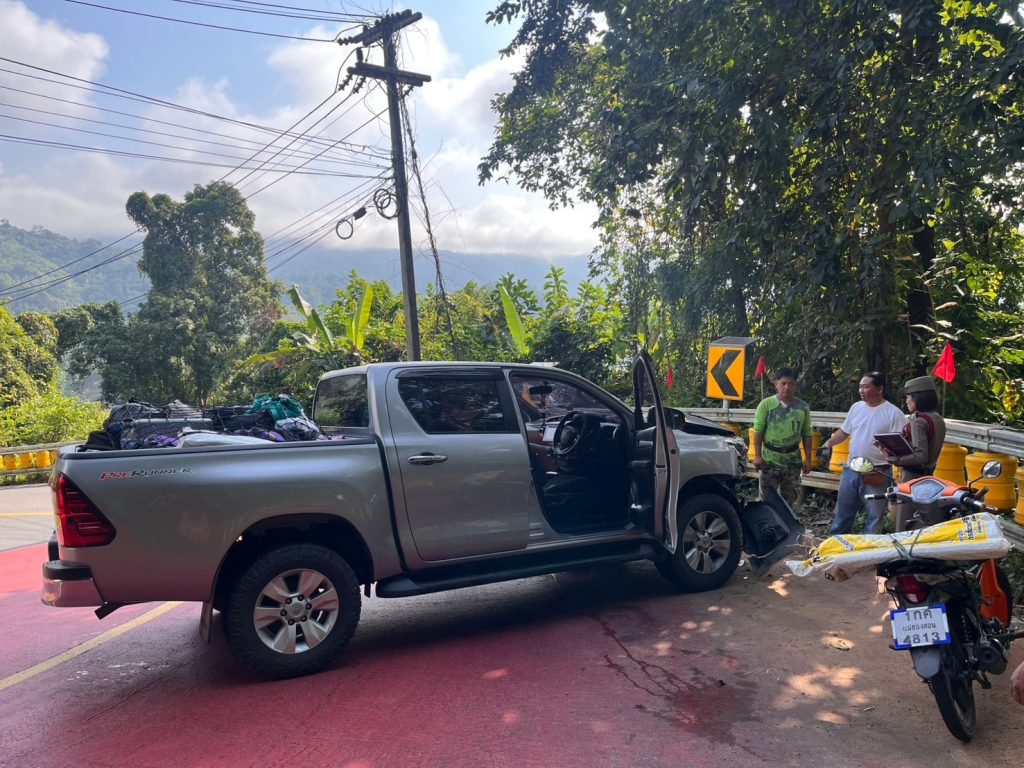 พนักงานสอบสวนเวร ตรวจสอบที่เกิดเหตุ อุบัติเหตุรถยนต์แหกโค้งชนการ์ดเรล